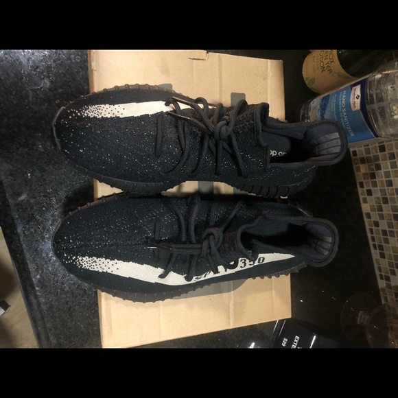 Yeezy Boost 350 V2 'Oreo' - Picture 3 of 8